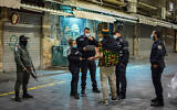 La police patrouille au marché Mahane Yehuda de Jérusalem. (Crédit : Olivier Fitoussi/Flash90)