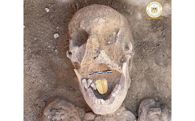 Une momie de 2 000 ans avec une langue en or trouvée près de la ville d'Alexandrie et révélée le 29 janvier 2021. (Crédit : Ministère des Antiquités égyptiennes) Une momie de 2 000 ans avec une langue en or trouvée près de la ville d'Alexandrie et révélée le 29 janvier 2021. (Crédit : Ministère des Antiquités égyptiennes)