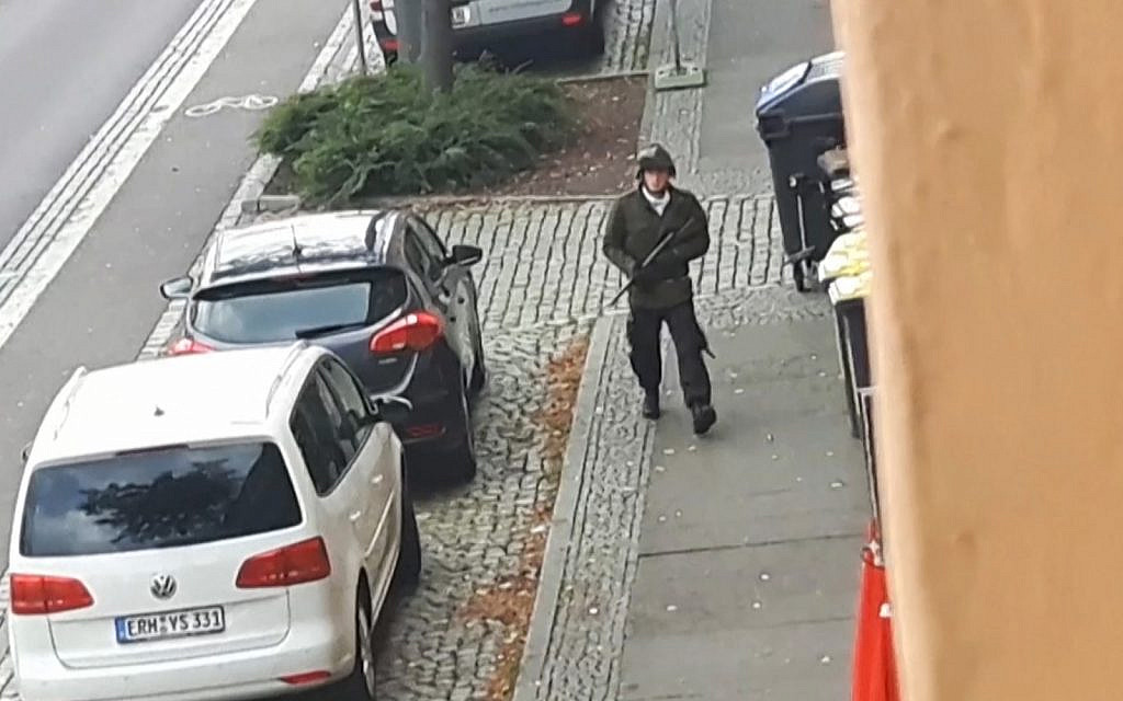 Le tireur Stephan Balliet, dans une rue de Halle, en Allemagne, lors d'une fusillade à l'extérieur d'une synagogue de cette ville qui a fait deux morts, le 9 octobre 2019. (Capture d'écran/Andreas Splett/ATV-Studio Halle/AFP)