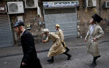 Des juifs ultra-orthodoxes célèbrent Pourim dans le quartier de Mea Shearim à Jérusalem, le 28 février 2021. (Yonatan Sindel/Flash90)