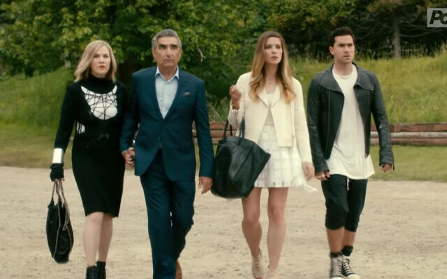 De gauche à droite : Catherine O'Hara, Eugene Levy, Dan Levy et Annie Murphy dans la première de la série "Schitt's Creek" (Capture d'écran/YouTube) De gauche à droite : Catherine O'Hara, Eugene Levy, Dan Levy et Annie Murphy dans la première de la série "Schitt's Creek" (Capture d'écran/YouTube)