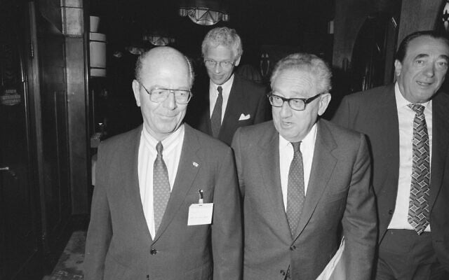 Robert Maxwell, à droite, parle avec Henry Kissinger, au centre, et des responsables hollandais au forum économique mondial d'Amsterdam, le 11 avril 1989. (Crédit : Domaine public)