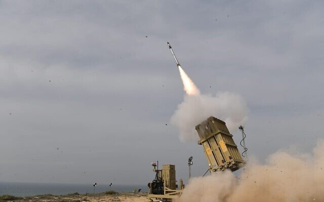 Le système de défense antimissile du Dôme de fer lance un intercepteur vers une cible pendant un exercice réalisé au début de l'année 2021. (Crédit : Ministère de la Défense) Le système de défense antimissile du Dôme de fer lance un intercepteur vers une cible pendant un exercice réalisé au début de l'année 2021. (Crédit : Ministère de la Défense)