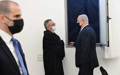 Le Premier ministre Benjamin Netanyahu lors de l'audience de son procès pour corruption au tribunal de district de Jérusalem, le 8 février 2021. (Crédit :Reuven Castro/Pool)