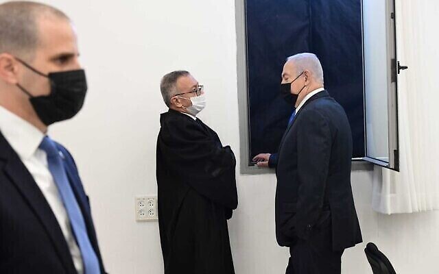 Le Premier ministre Benjamin Netanyahu lors de l'audience de son procès pour corruption au tribunal de district de Jérusalem, le 8 février 2021. (Crédit :Reuven Castro/Pool)