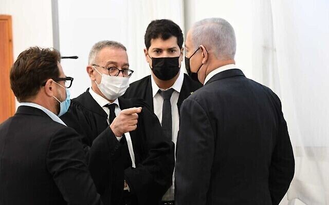 Le Premier ministre Benjamin Netanyahu lors de l'audience de son procès pour corruption au tribunal de district de Jérusalem, le 8 février 2021. (Crédit :Reuven Castro/Pool)