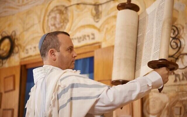 Le rabbin Gilad Kariv prend part à la prière lors de la Journée israélienne de l'indépendance à Beit Daniel à Tel Aviv, en 2018. (Autorisation : Mouvement israélien pour le Judaïsme progressiste) Le rabbin Gilad Kariv prend part à la prière lors de la Journée israélienne de l'indépendance à Beit Daniel à Tel Aviv, en 2018. (Autorisation : Mouvement israélien pour le Judaïsme progressiste)