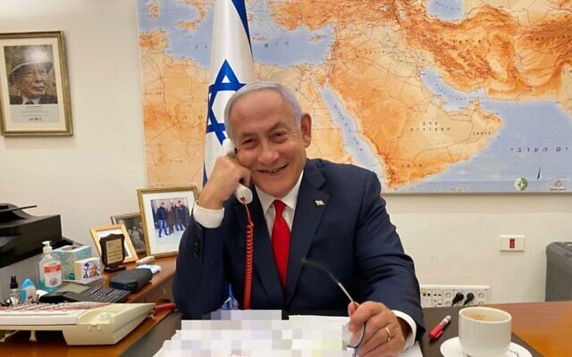 Le Premier ministre Benjamin Netanyahu au téléphone avec le président Joe Biden le 17 février 2021. (Crédit : bureau du Premier ministre) Le Premier ministre Benjamin Netanyahu au téléphone avec le président Joe Biden le 17 février 2021. (Crédit : bureau du Premier ministre)