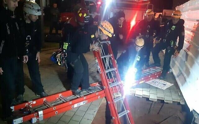 Les premiers secours sauvent un adolescent tombé dans un gouffre à Herzliya le 19 février 2021. (Israel Fire and Rescue Services) Les premiers secours sauvent un adolescent tombé dans un gouffre à Herzliya le 19 février 2021. (Israel Fire and Rescue Services)