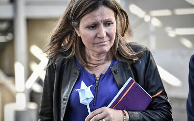 Yael Braun-Pivet, avec une fleur en papier offerte par un homme au 'Centre de Rétention Administrative' (CRA), une structure de détention des migrants à Vincennes, à l'est de Paris, le 18 septembre 2019. (Crédit : STEPHANE DE SAKUTIN / AFP via Getty Images)