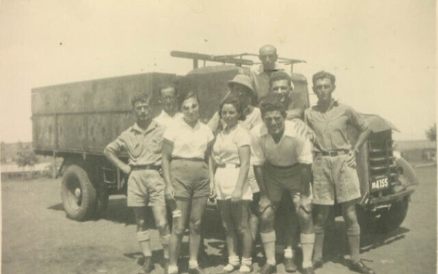 Zalman (devant, à droite) avec les parachutistes du "Quartet slovaque" qu'il avait aidés à former en 1940. La femme au milieu pourrait être Haviva Reik , avec Surica Braverman et Zvi Ben Yaakov à l'arrière, et peut-être Reuven Dafni à droite. (Autorisation : David Baron)