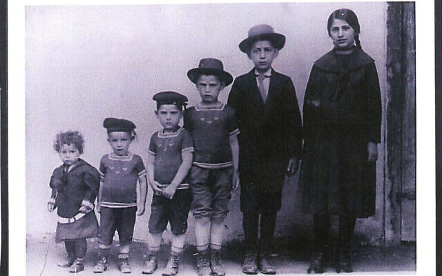 Les enfants Unreich de Bratislava, en Tchécoslovaquie, en 1913. Zalman est le plus jeune, à gauche. (Autorisation :  David Baron)
