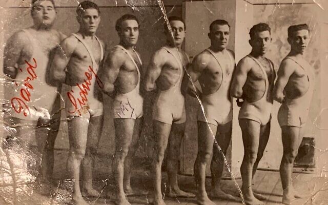 Le ŠK Makkabea Bratislava Sports Club de Bratislava, à la fin des années 1920 ou au début des années 1930. A gauche, David Unreich, Zalman Unreich et le créateur du Krav Maga, Emrich (Imi) Liechtenfeld. (Autorisation : David Baron)