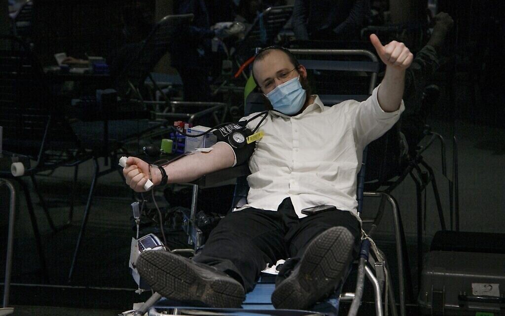 Un homme fait un don de plasma, au Jewish Children's Museum, à Brooklyn, New York, le 27 janvier 2021. (Autorisation / Anash.org)