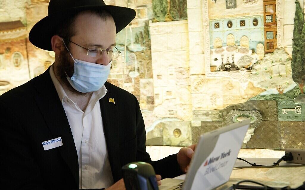 Un homme fait un don de plasma, au Jewish Children's Museum, à Brooklyn, New York, le 27 janvier 2021. (Autorisation / Anash.org)