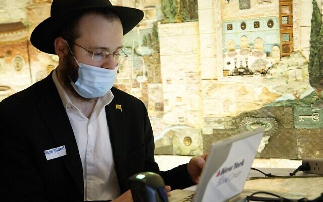 Un homme fait un don de plasma, au Jewish Children's Museum, à Brooklyn, New York, le 27 janvier 2021. (Autorisation / Anash.org)