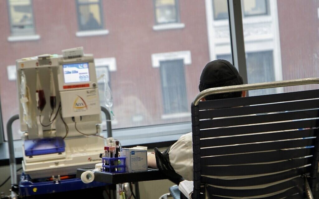 Un homme fait un don de plasma, au Jewish Children's Museum, à Brooklyn, New York, le 27 janvier 2021. (Autorisation / Anash.org)