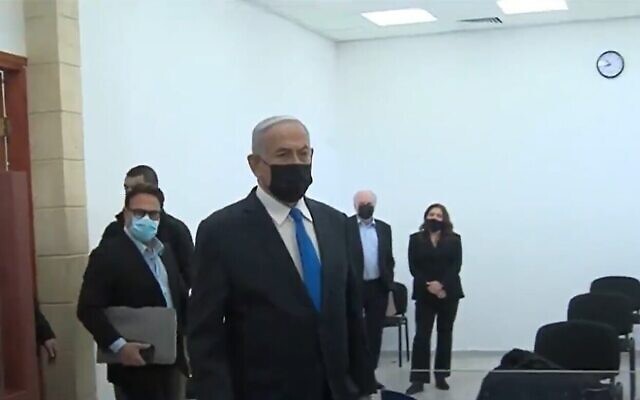 Le Premier ministre Benjamin Netanyahu arrive au tribunal de Jérusalem, le 8 février 2021. (Capture d'écran Kan) Le Premier ministre Benjamin Netanyahu arrive au tribunal de Jérusalem, le 8 février 2021. (Capture d'écran Kan)