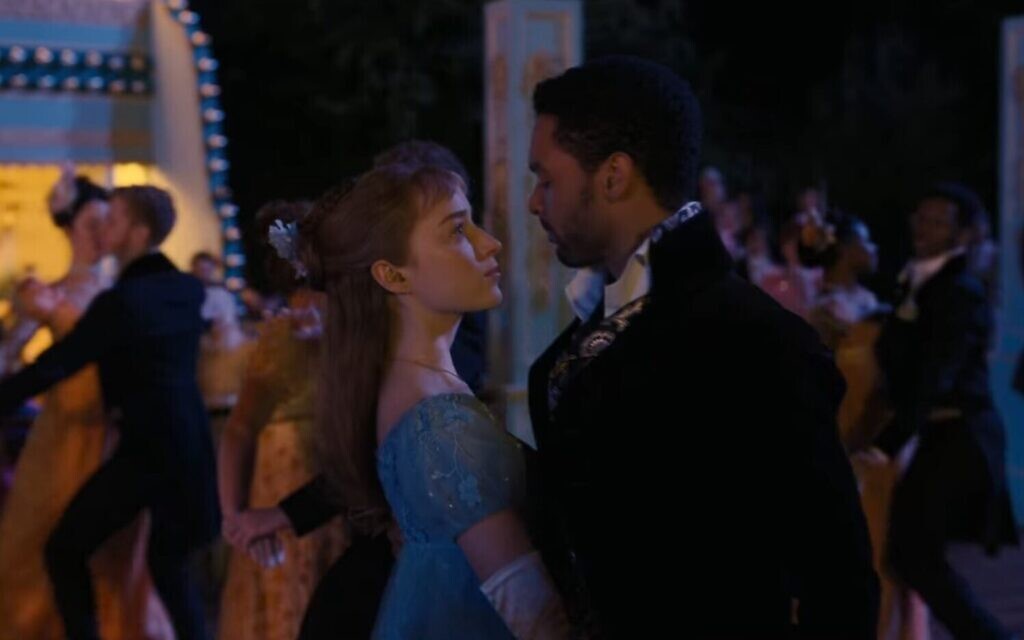 Phoebe Dynevor dans le rpole de Daphne Bridgerton avec Rege-Jean Page dans le rôle du duc de Hastings dans 'Bridgerton.' (Capture d'écran) Phoebe Dynevor dans le rpole de Daphne Bridgerton avec Rege-Jean Page dans le rôle du duc de Hastings dans 'Bridgerton.' (Capture d'écran)