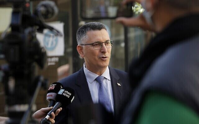 Le dirigeant de Tikva Hadasha, Gideon Saar, lors d’une visite dans un centre commercial en plein air à Ra’anana, le 8 février 2021. (Crédit : GIL COHEN-MAGEN / AFP) Le dirigeant de Tikva Hadasha, Gideon Saar, lors d’une visite dans un centre commercial en plein air à Ra’anana, le 8 février 2021. (Crédit : GIL COHEN-MAGEN / AFP)