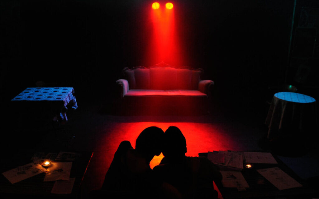 Photo d'illustration : Un couple israélien attend le début d'une pièce de théâtre dans une salle de Tel Aviv, le 5 juin 2013. (Crédit : Zuzana Janku/Flash 90) Photo d'illustration : Un couple israélien attend le début d'une pièce de théâtre dans une salle de Tel Aviv, le 5 juin 2013. (Crédit : Zuzana Janku/Flash 90)