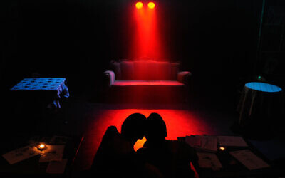 Photo d'illustration : Un couple israélien attend le début d'une pièce de théâtre dans une salle de Tel Aviv, le 5 juin 2013. (Crédit : Zuzana Janku/Flash 90)