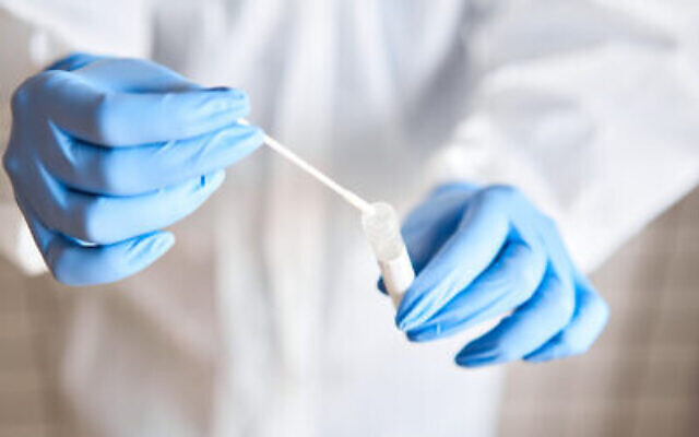 Un docteur tient un échantillon de test de dépistage à la COVID-19. (Crédit : Malkovstock via iStock by Getty Images) Un docteur tient un échantillon de test de dépistage à la COVID-19. (Crédit : Malkovstock via iStock by Getty Images)