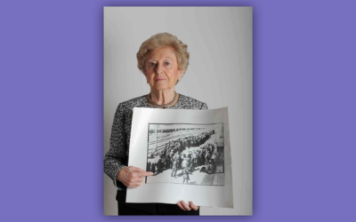 Irene Fogel Weiss avec une photo la montrant à son arrivée à Auschwitz au mois de mai 1944. (Autorisation :  Lesley Weiss/ via JTA)