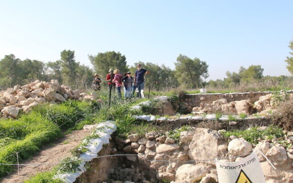 Sur le site des fouilles de Ziklag avec Saar Ganor. (Crédit : Shmuel Bar-Am)
