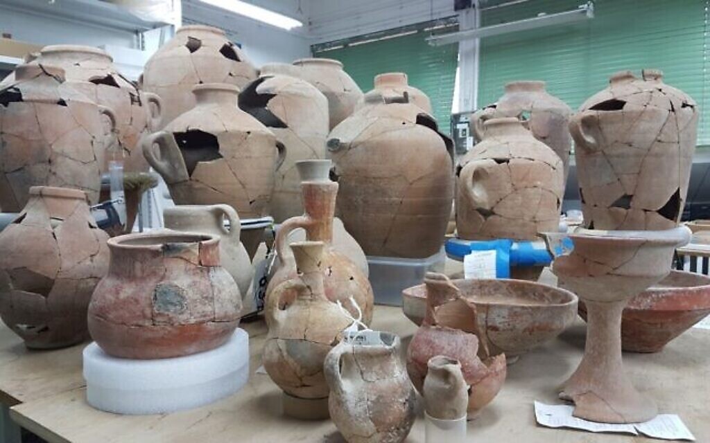 Des poteries retrouvées dans ce qui a probablement été la ville biblique de Ziklag, dorénavant dans les laboratoires de l'Autorité israélienne des Antiquités. (Autorisation : Expédition des fouilles de Ziklag)