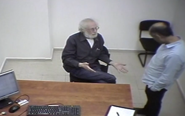 Feu Shaya Segal parle aux enquêteurs dans une interview non datée, dans une séquence diffusée le 25 février 2021. (Capture d'écran : Treizième chaîne)