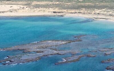 Les plaques de goudron sur les côtes du nord d'Israël, des photos prises depuis un hélicoptère par le directeur de l'Autorité de la nature et des parcs, Shaul Goldstein, le 22 février 2021 (Autorisation)
