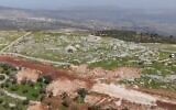 Des ouvriers de l'Autorité palestinienne ont détruit une partie du mur de soutènement d'un complexe archéologique de Cisjordanie qui abriterait un autel construit par le personnage biblique Josué, le 11 février 2021. (Screencapture/twitter)