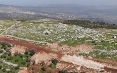 Des ouvriers de l'Autorité palestinienne ont détruit une partie du mur de soutènement d'un complexe archéologique de Cisjordanie qui abriterait un autel construit par le personnage biblique Josué, le 11 février 2021. (Screencapture/twitter)