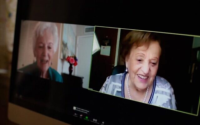 Betty Grebenshikoff (à gauche) et Ana Maria Wahrenberg se retrouvent sur Zoom après 82 ans passés sans savoir ce qui leur est arrivé après la Nuit de Cristal dans l'Allemagne nazie, en novembre 2020. (Autorisation de la Fondation USC Shoah)