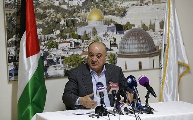 Nasser al-Kidwa, membre du Comité central du Fatah et neveu du défunt dirigeant palestinien Yasser Arafat, s’adresse aux journalistes lors une conférence de presse à Ramallah, en Cisjordanie, le 23 janvier 2019. (Crédit : ABBAS MOMANI / AFP)