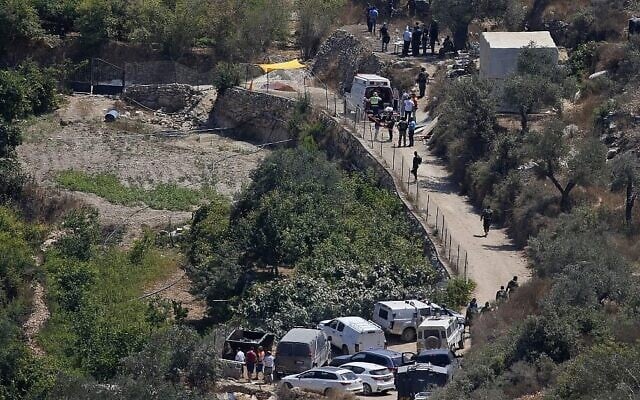 Des équipes médicales et des forces de sécurité israéliennes se rassemblent sur le site où une bombe a explosé lors d'un attentat terroriste près de l'implantation israélienne de Dolev en Cisjordanie le 23 août 2019, tuant une adolescente israélienne et blessant gravement son père et son frère. (Ahmad GHARABLI / AFP) Des équipes médicales et des forces de sécurité israéliennes se rassemblent sur le site où une bombe a explosé lors d'un attentat terroriste près de l'implantation israélienne de Dolev en Cisjordanie le 23 août 2019, tuant une adolescente israélienne et blessant gravement son père et son frère. (Ahmad GHARABLI / AFP)