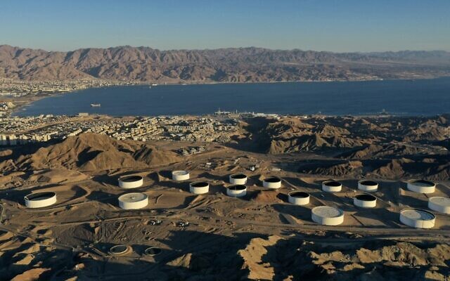 Les conteneurs de stockage de pétrole de l'Eilat Ashkelon Pipeline Company (EAPC) dans les montagnes près de la ville d'Eilat, port israélien sur la mer Rouge, le 10 février 2021. (Crédit : Menahem Kahana/AFP) Les conteneurs de stockage de pétrole de l'Eilat Ashkelon Pipeline Company (EAPC) dans les montagnes près de la ville d'Eilat, port israélien sur la mer Rouge, le 10 février 2021. (Crédit : Menahem Kahana/AFP)