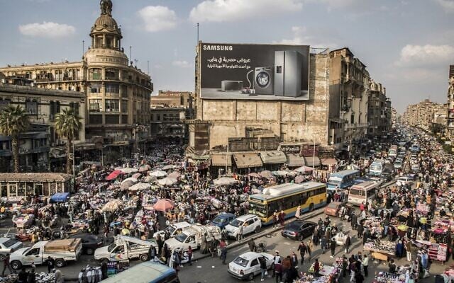Un embouteillage dans le quartier central d'Attaba au Caire, la capitale égyptienne, le 22 février 2021. (Crédit : Khaled DESOUKI / AFP) Un embouteillage dans le quartier central d'Attaba au Caire, la capitale égyptienne, le 22 février 2021. (Crédit : Khaled DESOUKI / AFP)