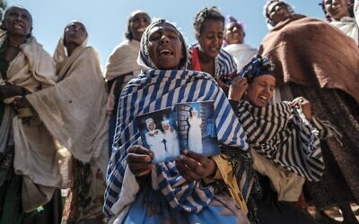 Des femmes pleurent les victimes d'un massacre qui aurait été perpétré par des soldats érythréens dans le village de Dengolat, au nord de Mekele, la capitale du Tigré, le 26 février 2021 (Crédit : EDUARDO SOTERAS / AFP)