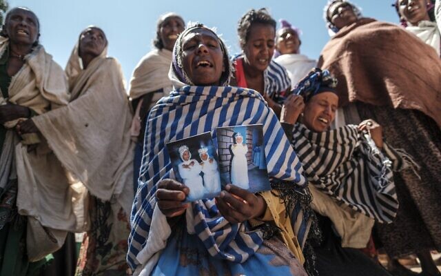 Des femmes pleurent les victimes d'un massacre qui aurait été perpétré par des soldats érythréens dans le village de Dengolat, au nord de Mekele, la capitale du Tigré, le 26 février 2021 (Crédit : EDUARDO SOTERAS / AFP)