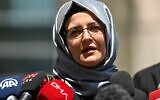 Hatice Cengiz, fiancée du journaliste saoudien assassiné Jamal Khashoggi, s'adresse à la presse le 3 juillet 2020 alors qu'elle quitte le palais de justice d'Istanbul, après avoir assisté au procès de 20 suspects saoudiens dont deux anciens collaborateurs du prince héritier Mohammed ben Salmane, accusés d'avoir tué et démembré son fiancé en 2018. (Crédit : Ozan KOSE / AFP)