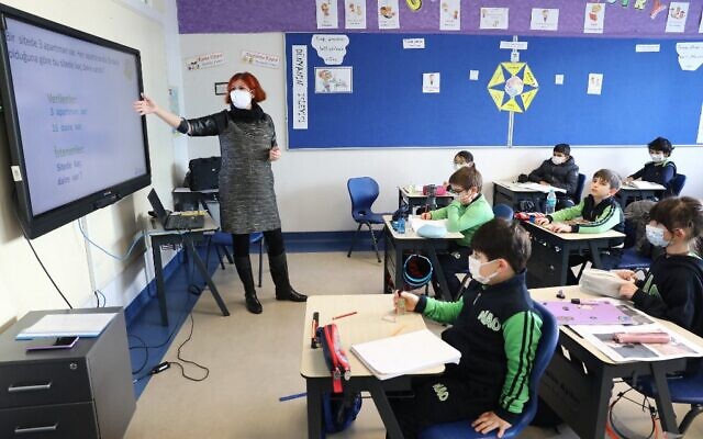 Les élèves portant des masques de protection écoutent une enseignante dans une classe d'Ankara, le 2 mars 2021. (Crédit : Adem ALTAN / AFP) Les élèves portant des masques de protection écoutent une enseignante dans une classe d'Ankara, le 2 mars 2021. (Crédit : Adem ALTAN / AFP)