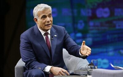 Le chef du parti israélien Yesh Atid, Yair Lapid, lors d'une interview à la "Conférence des influenceurs" de la Douzième chaîne d'information, à Jérusalem, le 7 mars 2021. (Crédit : GIL COHEN-MAGEN / AFP)