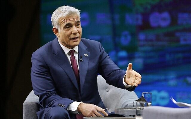 Le chef du parti israélien Yesh Atid, Yair Lapid, lors d'une interview à la "Conférence des influenceurs" de la Douzième chaîne d'information, à Jérusalem, le 7 mars 2021. (Crédit : GIL COHEN-MAGEN / AFP) Le chef du parti israélien Yesh Atid, Yair Lapid, lors d'une interview à la "Conférence des influenceurs" de la Douzième chaîne d'information, à Jérusalem, le 7 mars 2021. (Crédit : GIL COHEN-MAGEN / AFP)