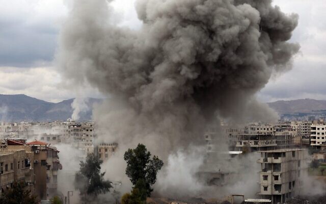 Des bombardements du gouvernement syrien sur Kafr Batna, dans la région assiégée de la Ghouta orientale à la périphérie de la capitale Damas, en Syrie, le 22 février 2018. (Crédit : AMER ALMOHIBANY / AFP)