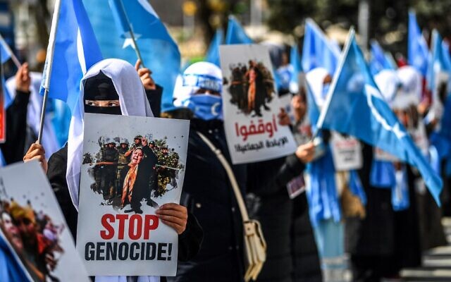 Des membres de la minorité musulmane ouïghoure tiennent des pancartes et des drapeaux du Turkestan oriental alors qu'elles manifestent pour avoir des nouvelles de leurs proches et exprimer leur inquiétude quant à la ratification d'un traité d'extradition entre la Chine et la Turquie, près du consulat de Chine à Istanbul, le 8 mars 2021, lors de la Journée internationale de la femme. (Crédit : Ozan KOSE / AFP) Des membres de la minorité musulmane ouïghoure tiennent des pancartes et des drapeaux du Turkestan oriental alors qu'elles manifestent pour avoir des nouvelles de leurs proches et exprimer leur inquiétude quant à la ratification d'un traité d'extradition entre la Chine et la Turquie, près du consulat de Chine à Istanbul, le 8 mars 2021, lors de la Journée internationale de la femme. (Crédit : Ozan KOSE / AFP)