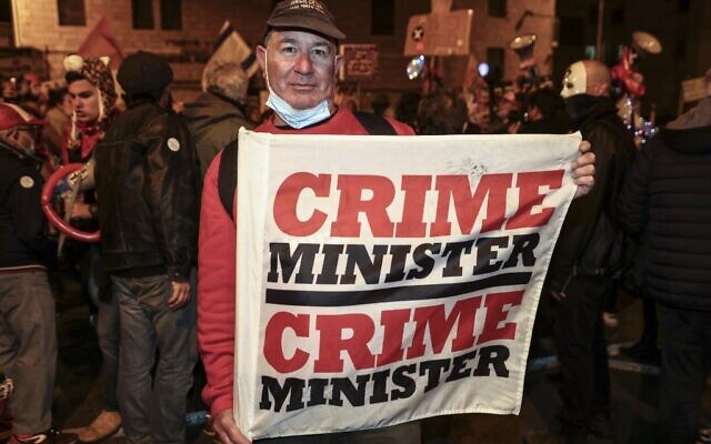 Erez Yalon, Israélien handicapé qui manifeste depuis près d'un an devant la résidence du Premier ministre Benjamin Netanyahu à Jérusalem, le 13 mars 2021. (Crédit : MENAHEM KAHANA / AFP) Erez Yalon, Israélien handicapé qui manifeste depuis près d'un an devant la résidence du Premier ministre Benjamin Netanyahu à Jérusalem, le 13 mars 2021. (Crédit : MENAHEM KAHANA / AFP)