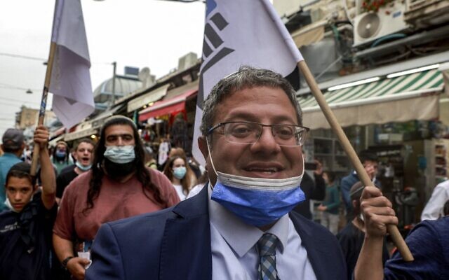 Itamar Ben Gvir, chef du parti d'extrême droite Otzma Yehudit au marché Mahane Yehuda à Jérusalem, le 22 mars 2021. (Crédit : MENAHEM KAHANA / AFP)