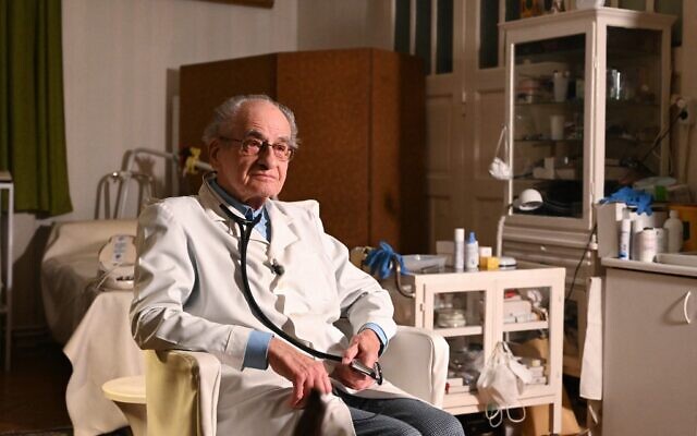 Istvan Kormendi, médecin hongrois de 97 ans, dans son cabinet à son domicile de Budapest, le 22 mars 2021. (Crédit : ATTILA KISBENEDEK / AFP)